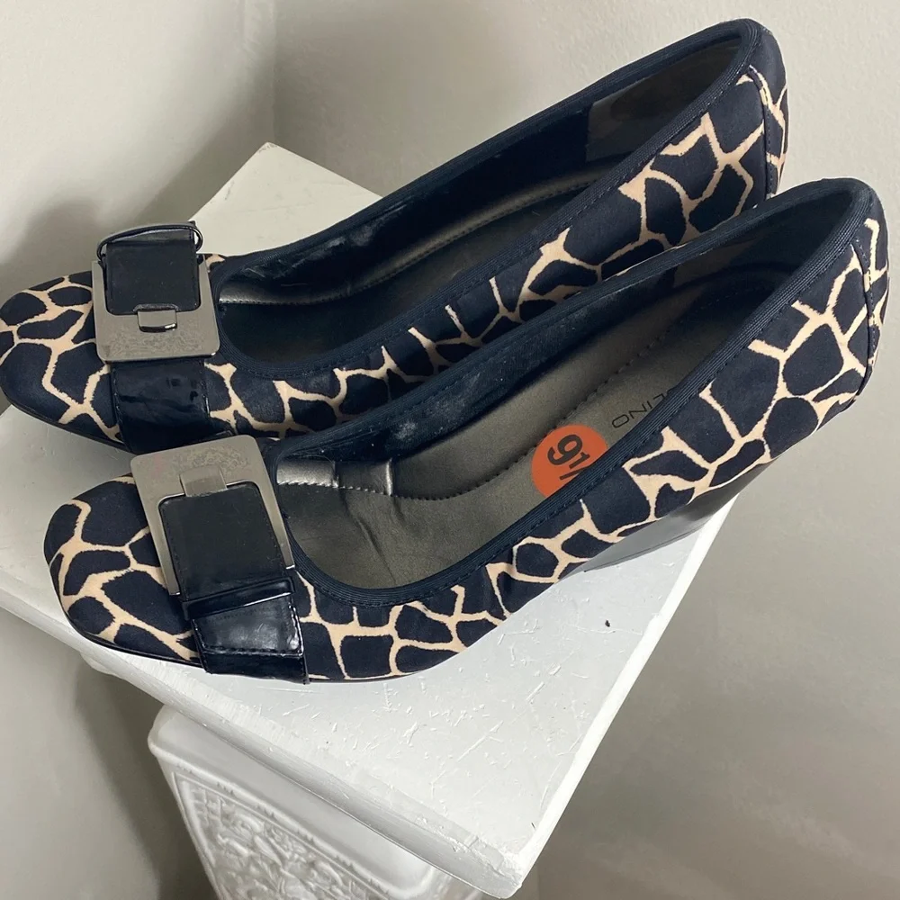 Bandolino Black and Cream Patterned Flats - Picture 3 of 7